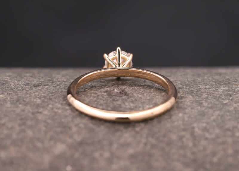 anillo solitario de oro rosa con diamante