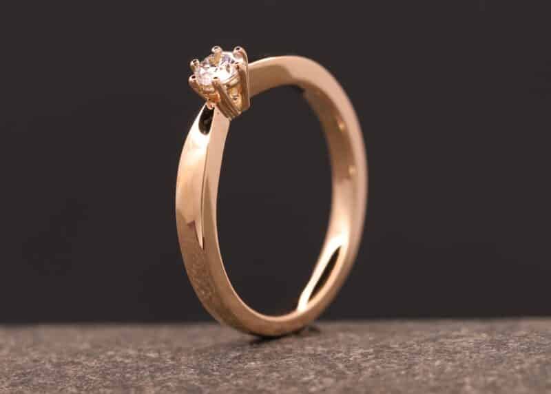anello di fidanzamento in oro rosa lucido con brillante realizzato in schmuckgarten