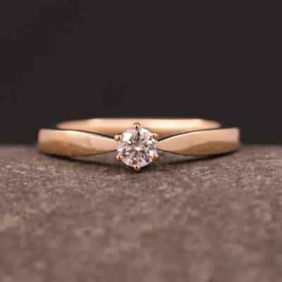 anillo de compromiso de oro rosa pulido con brillante hecho en schmuckgarten