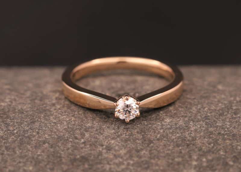 anillo de compromiso de oro rosa pulido con brillante hecho en schmuckgarten