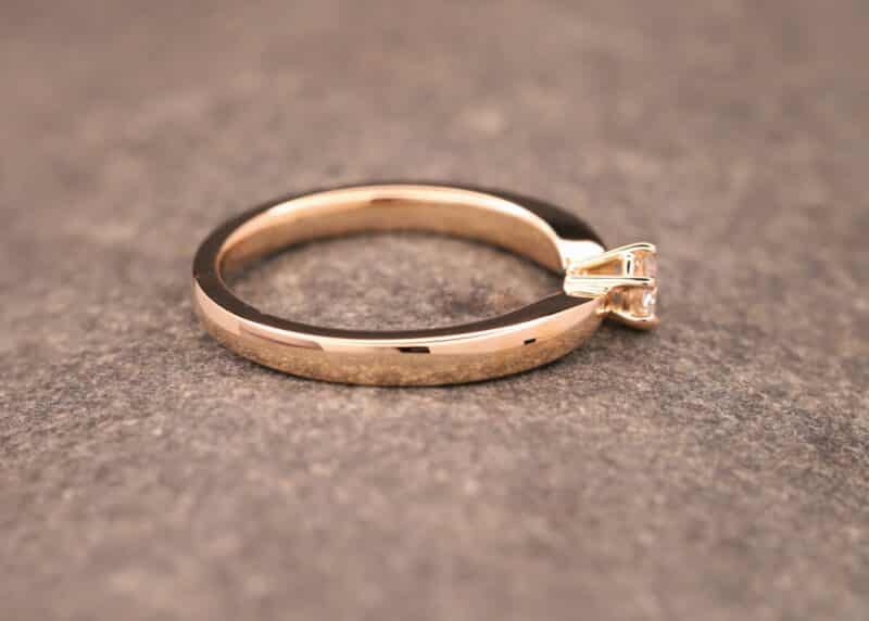 polierter rose gold verlobungs ring mit brillant hergestellt im schmuckgarten