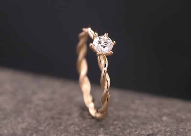 gedrehter ring aus 585 gold mit diamant in krappen-fassung stolberg