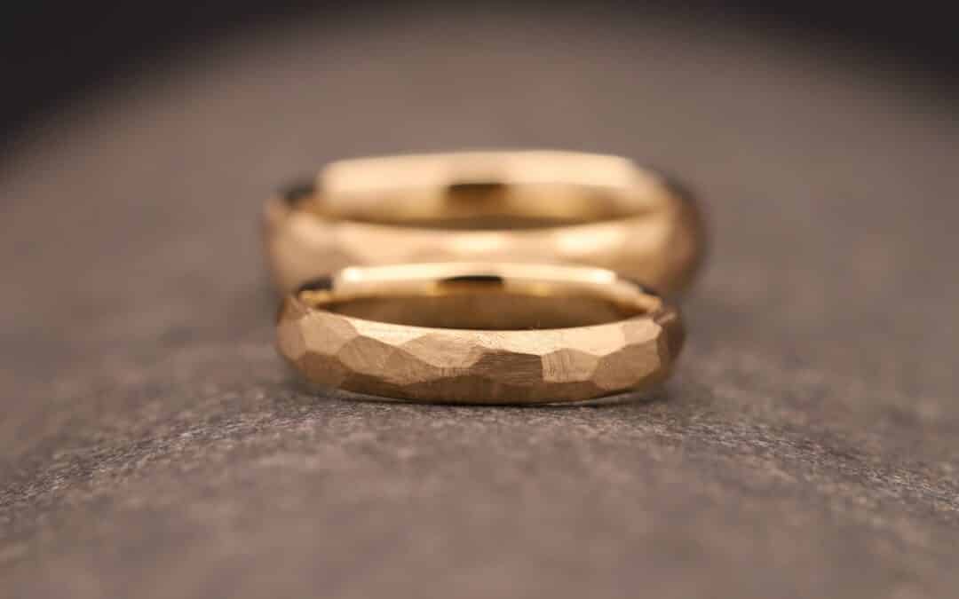 Trauringe in 750er Gelbgold mit grob gefeilter Oberfläche