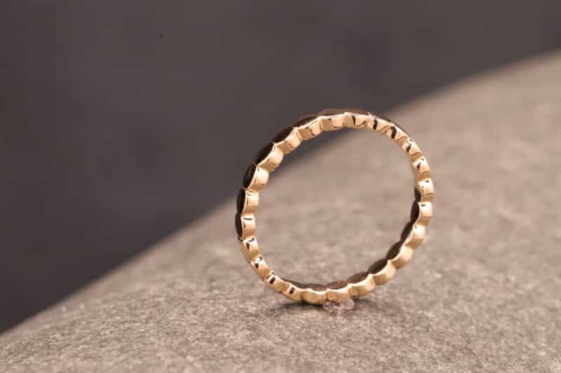 besonderer ring mit kreis elementen aus gold aachen schmuckgarten