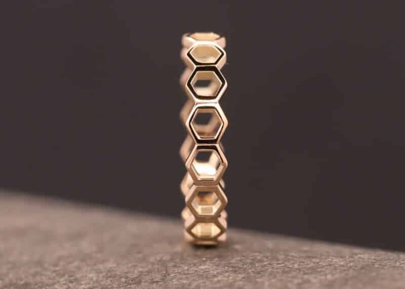 gold ring aus sechsecken / waben hergestellt im schmuckgarten