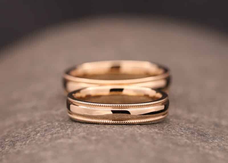 anillos de boda de oro pulido con un borde de agarre de molino, hechos en schmuckgarten en stolberg