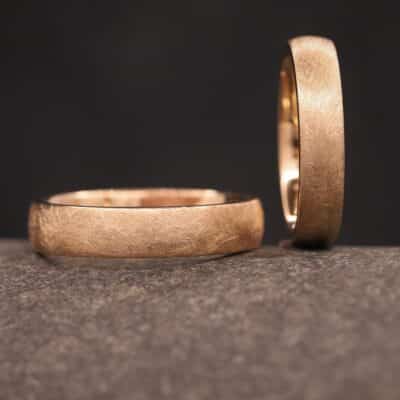 intramontabili anelli da matrimonio in oro rosa con superficie opaca ghiaccio