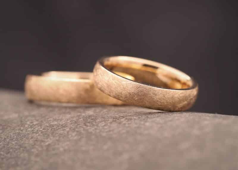 intramontabili anelli da matrimonio in oro rosa con superficie opaca ghiaccio