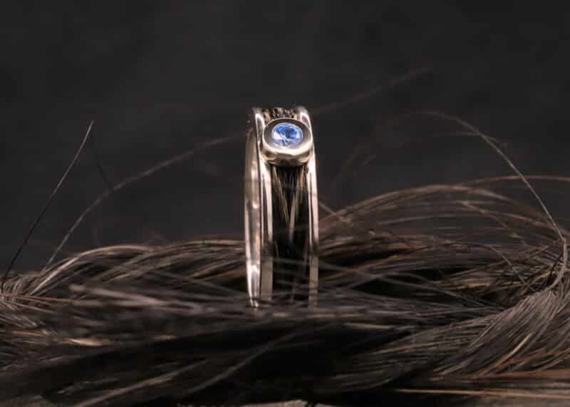 silber ring mit gewebten pferdehaaren und blauen zirkonia