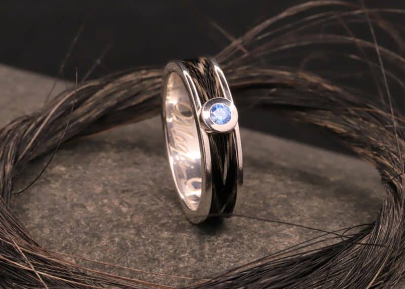silber ring mit gewebten pferdehaaren und blauen zirkonia