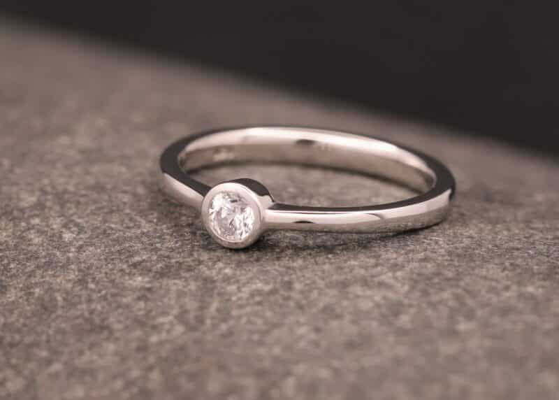 polierter grau gold ring mit brillant - verlobung ring