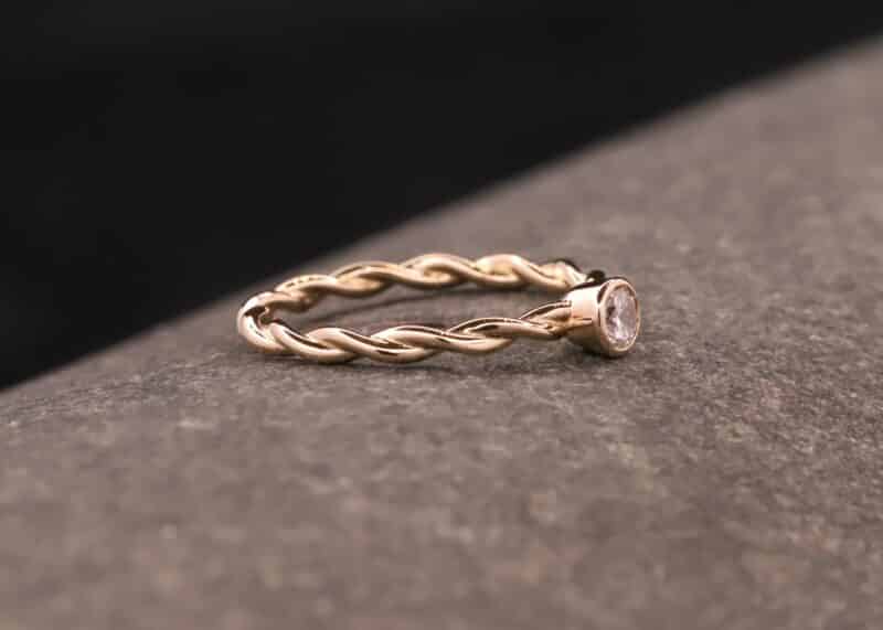 gedrehter ring aus rose gold mit brillant - verlobung