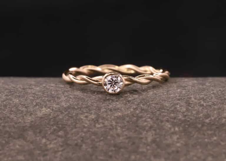 gedrehter ring aus rose gold mit brillant - verlobung
