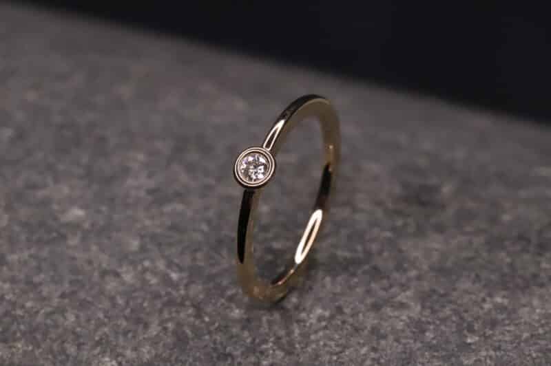 rose gold ring mit 0,18ct synthetischem diamanten in brillantschliff hergestellt im schmuckgarten