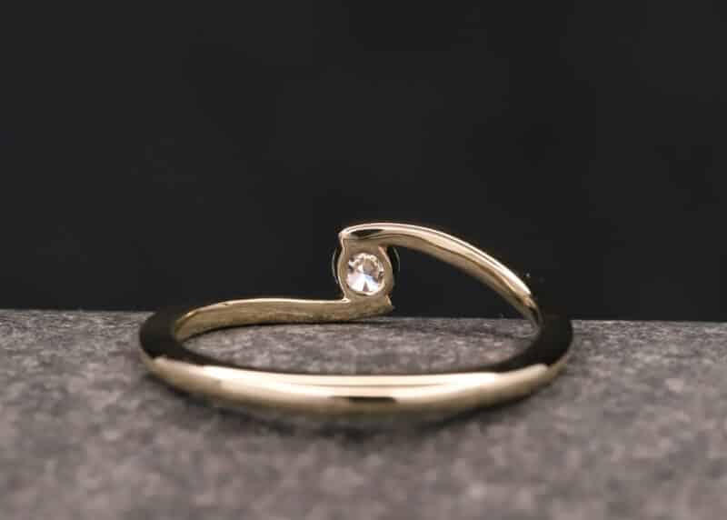 verlobung ring in 585 gelb gold mit 0,17ct synthetischem diamanten in brillantschliff