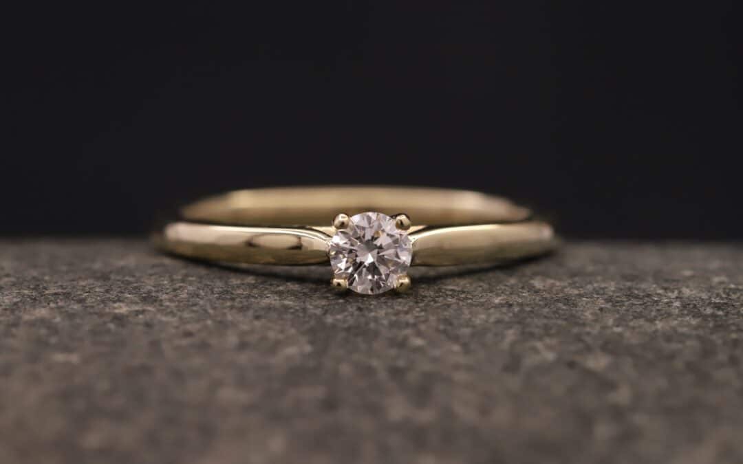Verlobungsring 585er Gelbgold mit 0,22ct synthetischem Diamanten im Brillantschliff