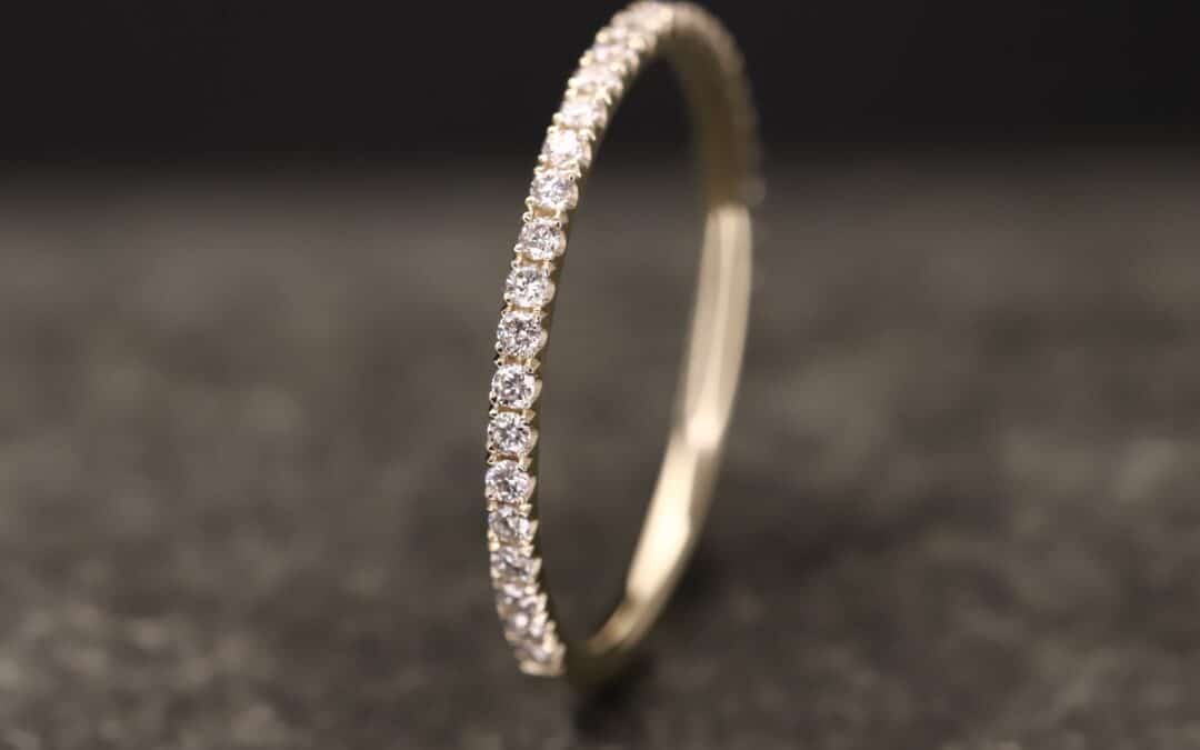 Beisteckring mit Krönchenfassung in 585er Gelbgold mit synthetischen Brillanten je 0,01ct