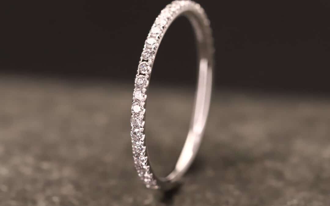 Beisteckring mit Krönchenfassung in 585er Weißgold mit synthetischen Brillanten je 0,01ct