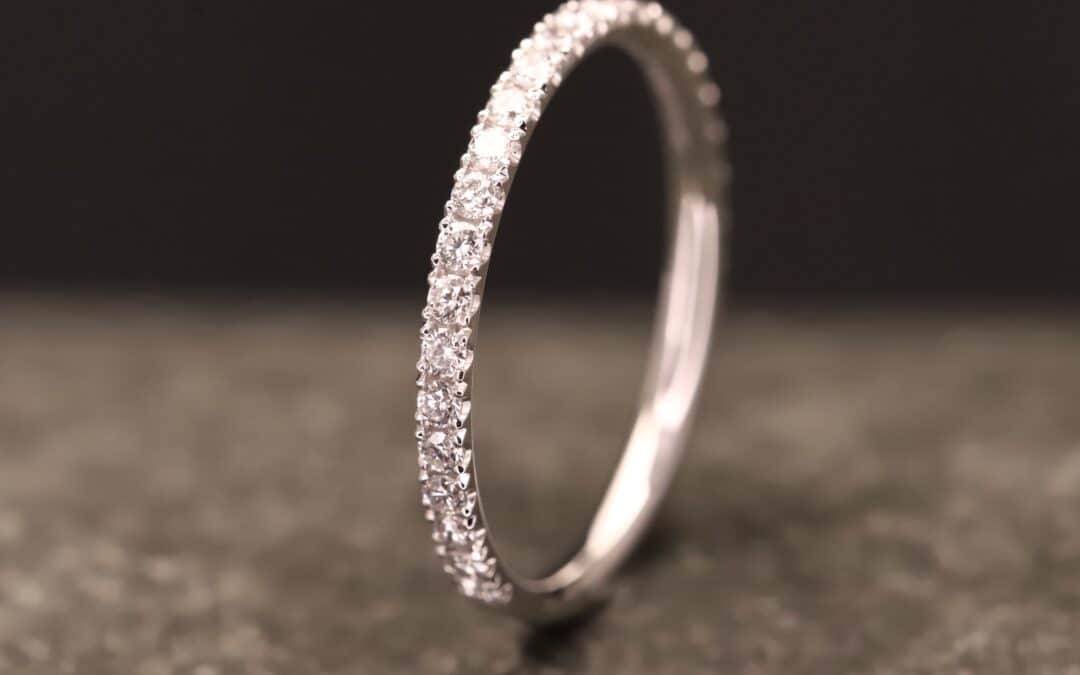 Beisteckring mit Krönchenfassung in 585er Weißgold mit synthetischen Brillanten je 0,015ct