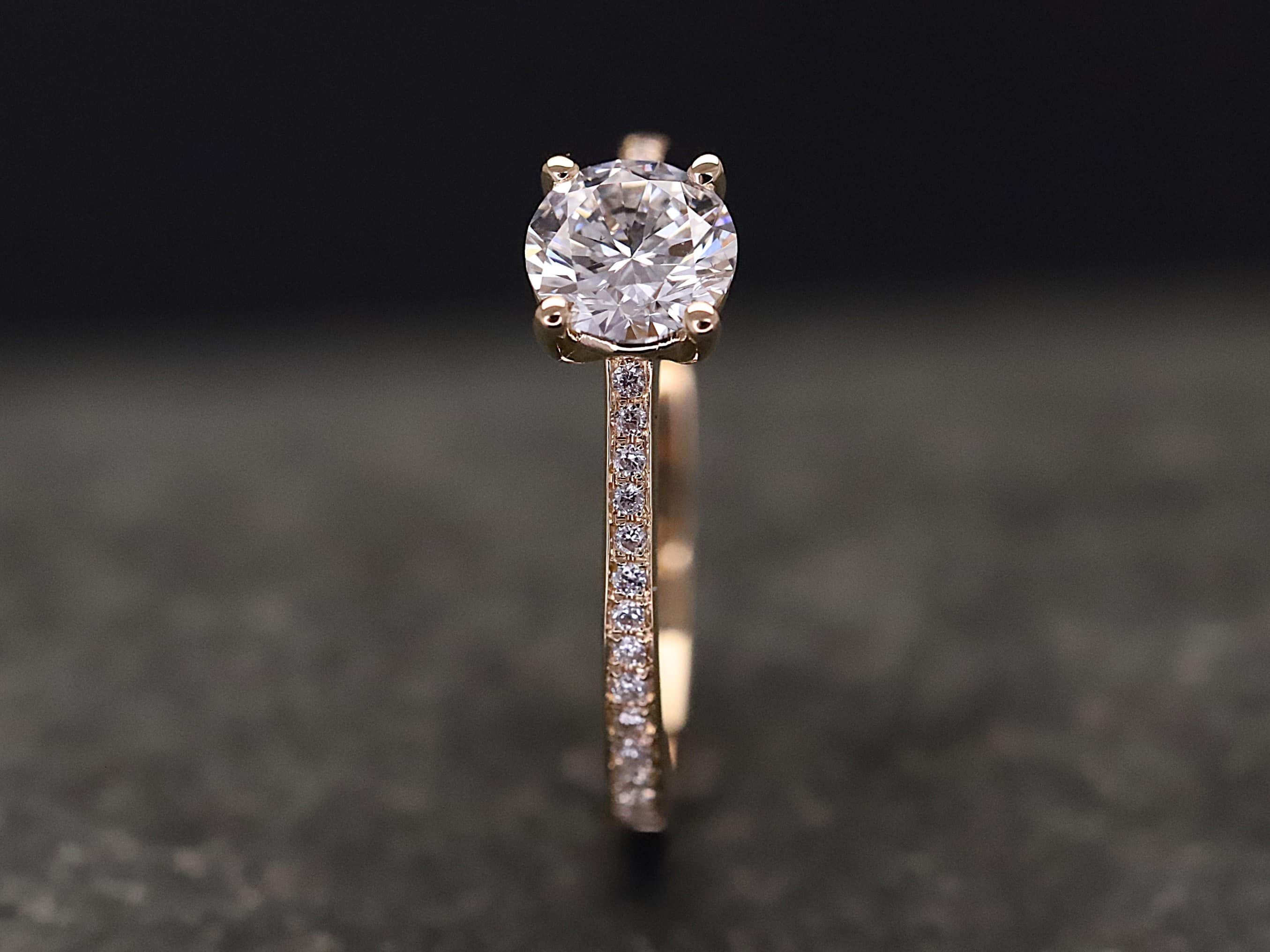 Verlobungsring 585er Rosegold mit 0,75 ct synthetischem Diamanten im Brillantschliff – Bild 3