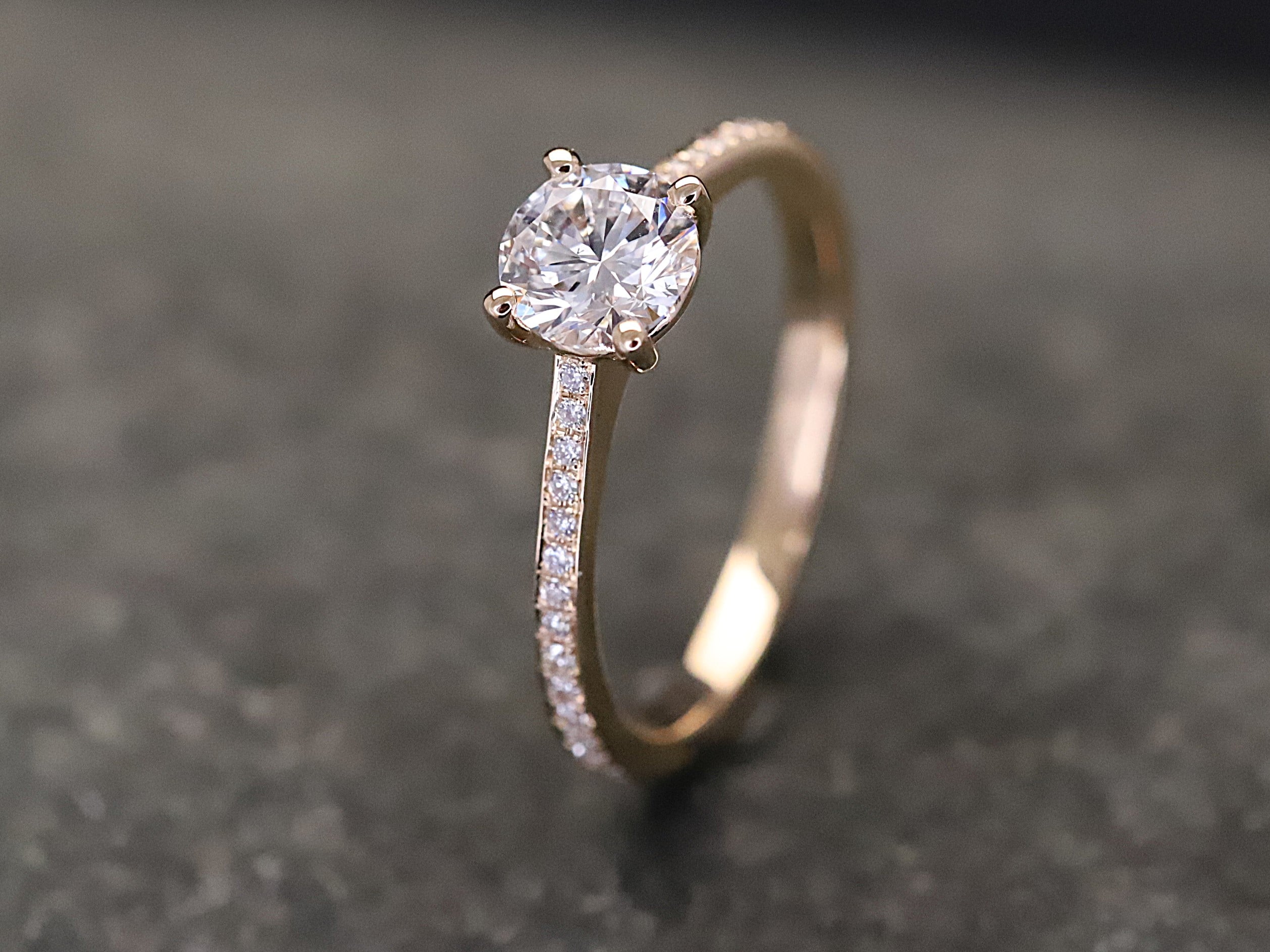 Verlobungsring 585er Rosegold mit 0,75 ct synthetischem Diamanten im Brillantschliff – Bild 4