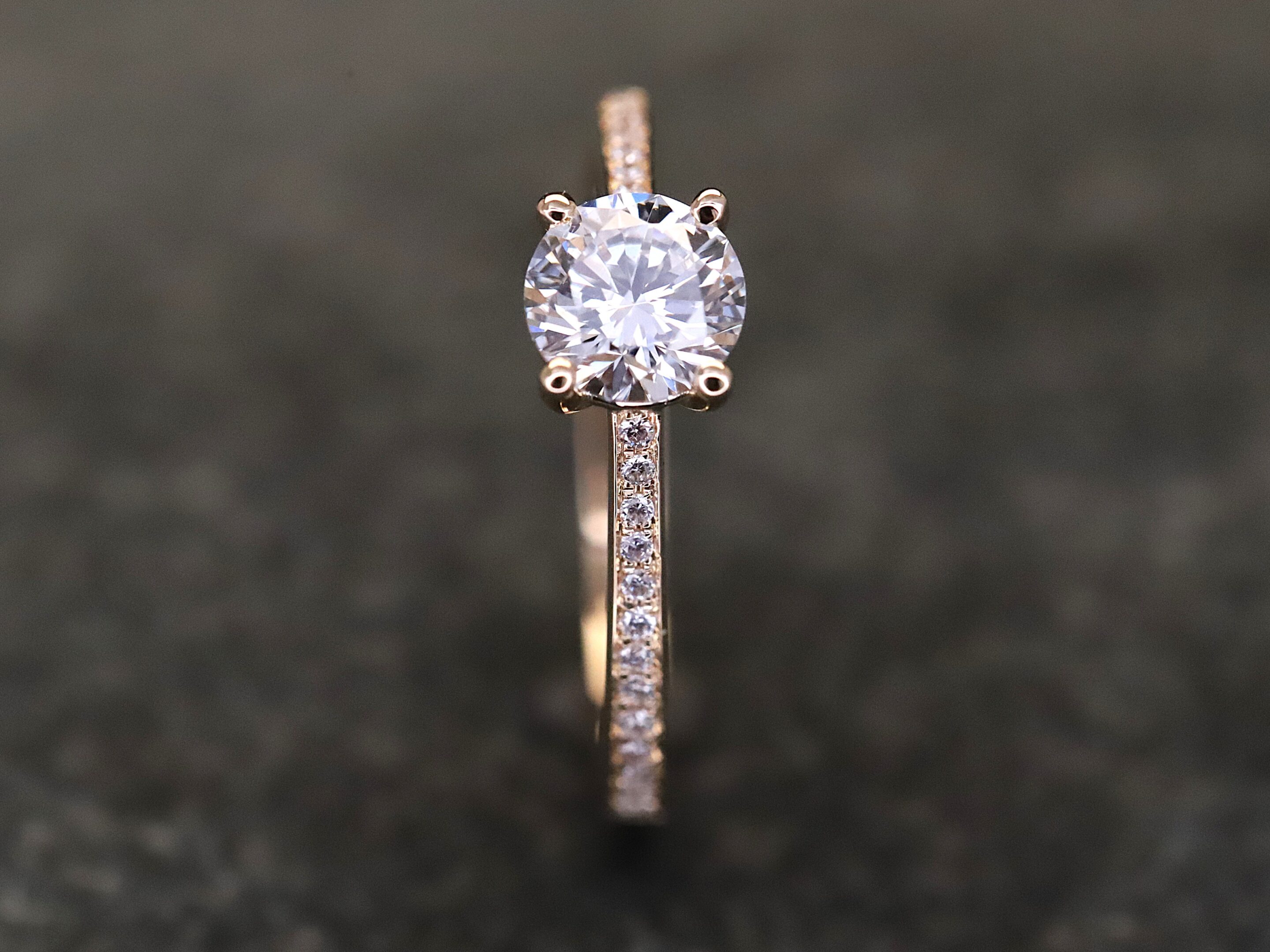 Verlobungsring 585er Rosegold mit 0,75 ct synthetischem Diamanten im Brillantschliff – Bild 5