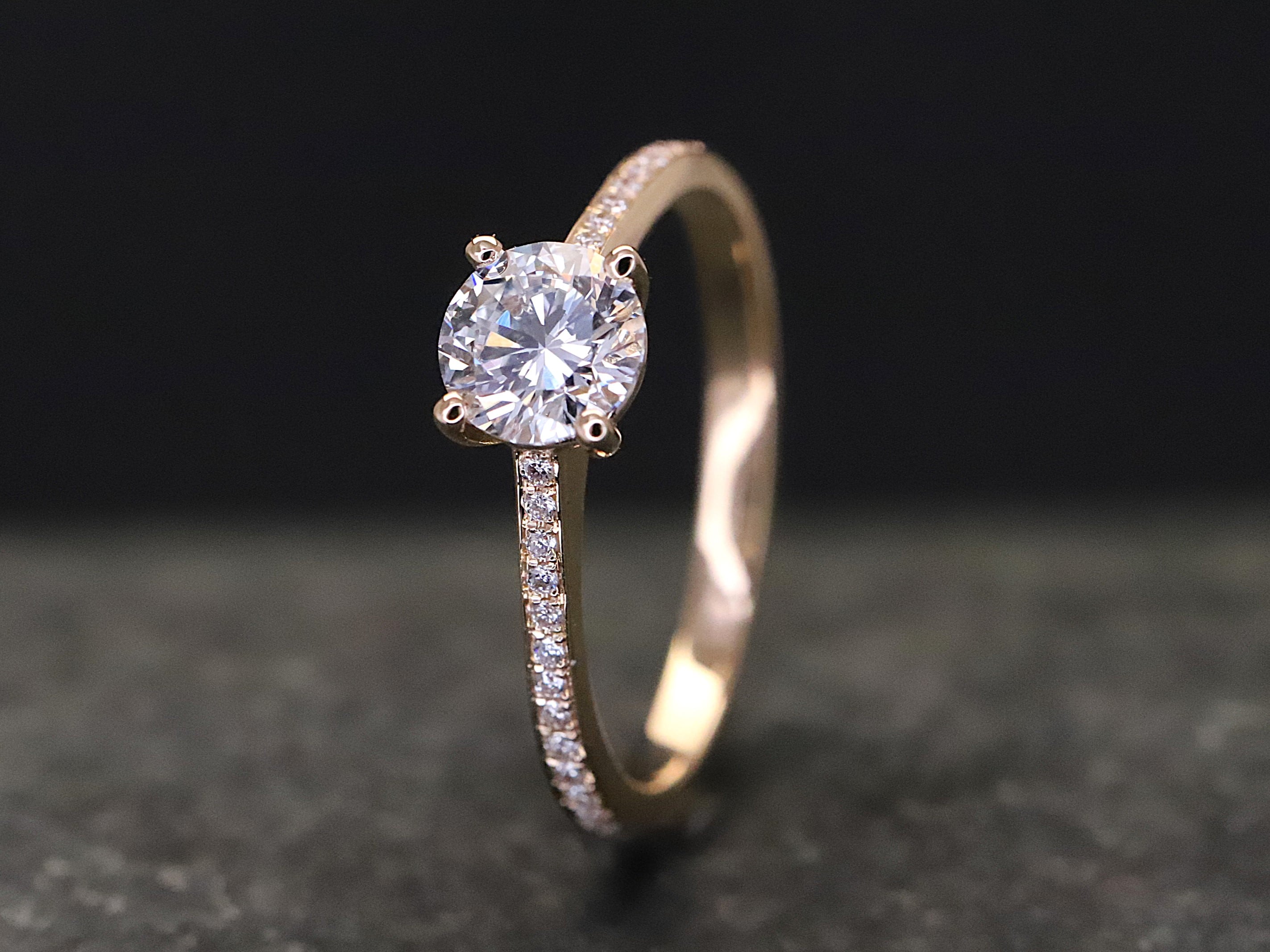 Verlobungsring 585er Rosegold mit 0,75 ct synthetischem Diamanten im Brillantschliff – Bild 6