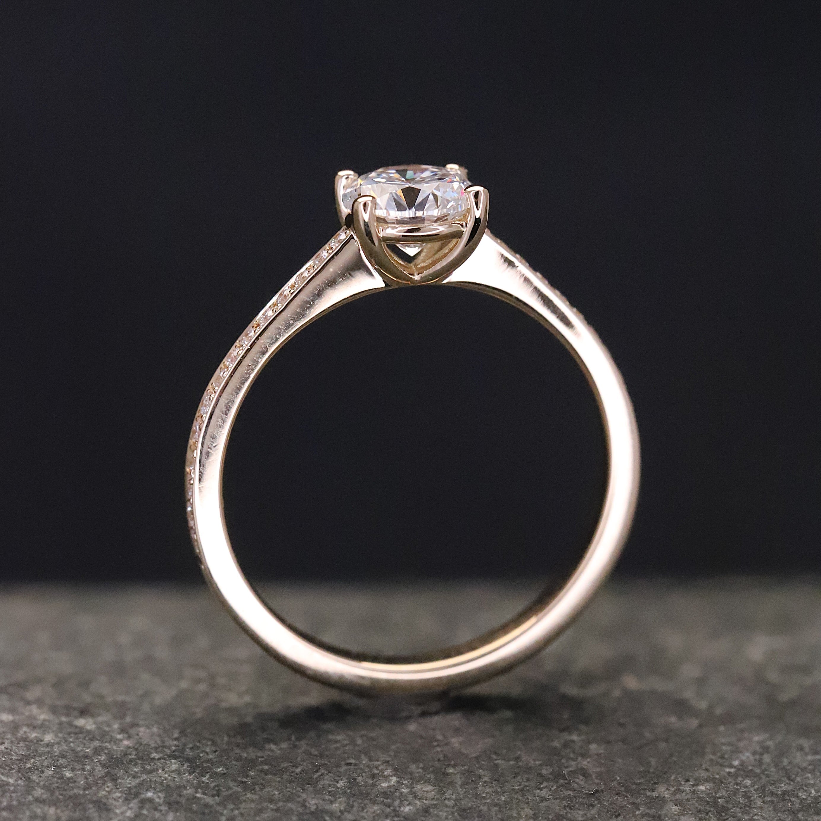 Verlobungsring 585er Rosegold mit 0,75 ct synthetischem Diamanten im Brillantschliff – Bild 7