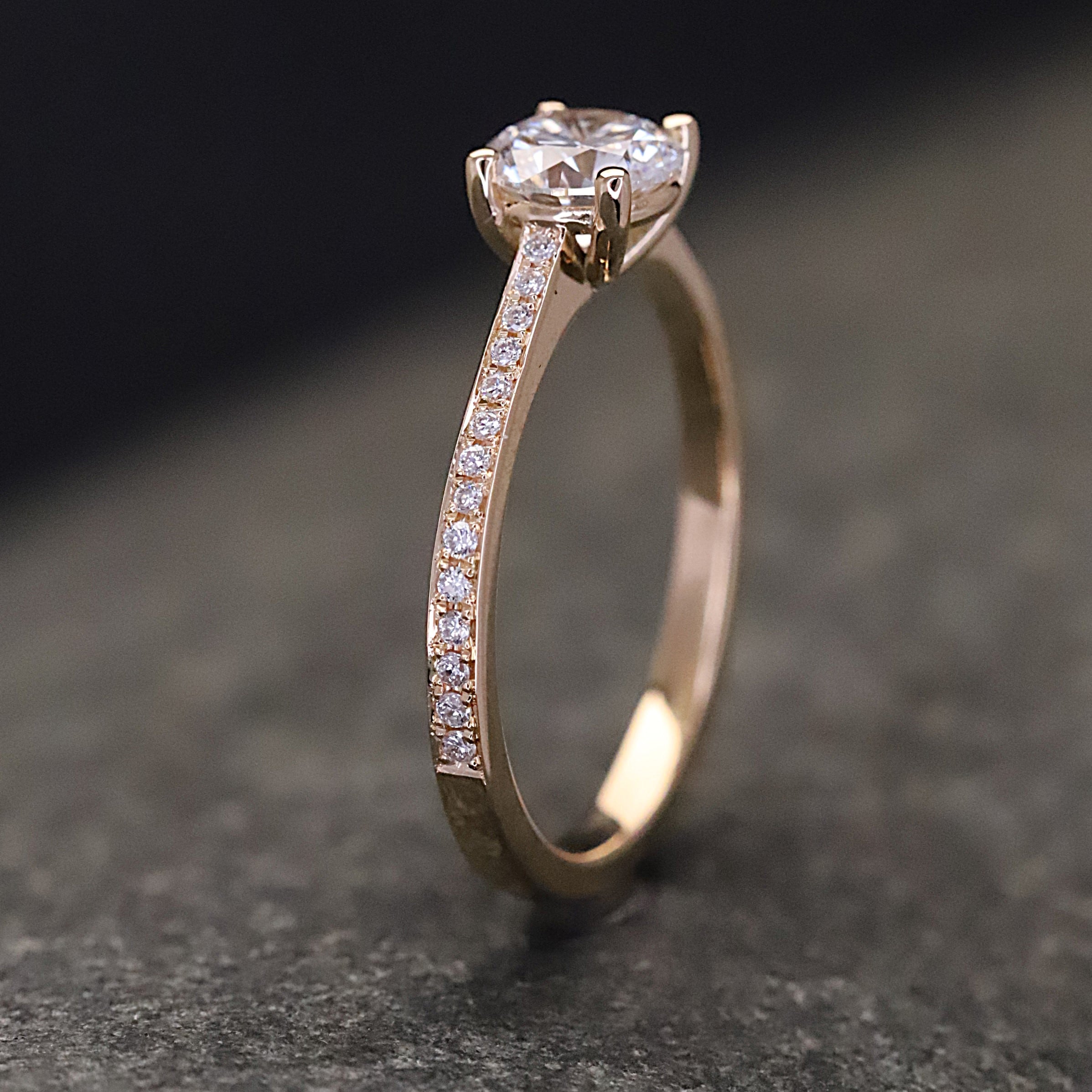 Verlobungsring 585er Rosegold mit 0,75 ct synthetischem Diamanten im Brillantschliff – Bild 8