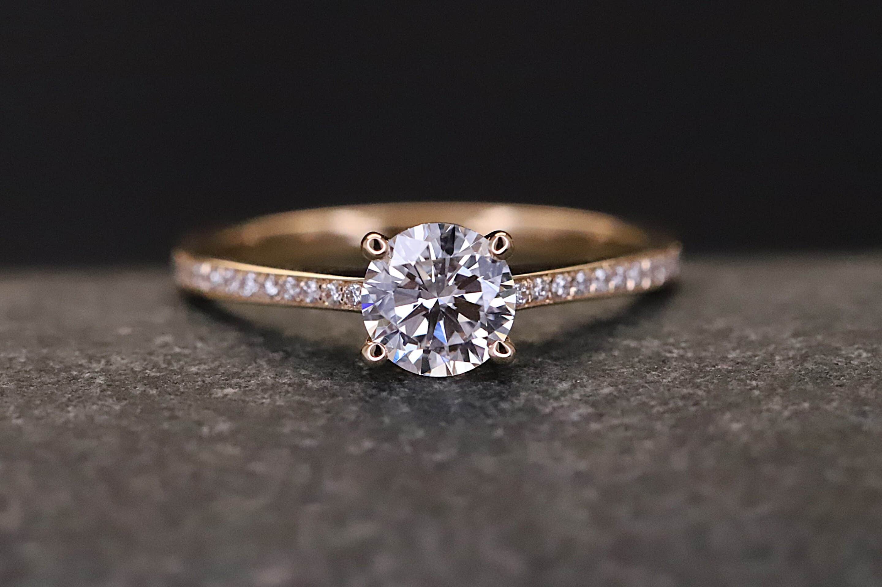 Verlobungsring 585er Rosegold mit 0,75 ct synthetischem Diamanten im Brillantschliff