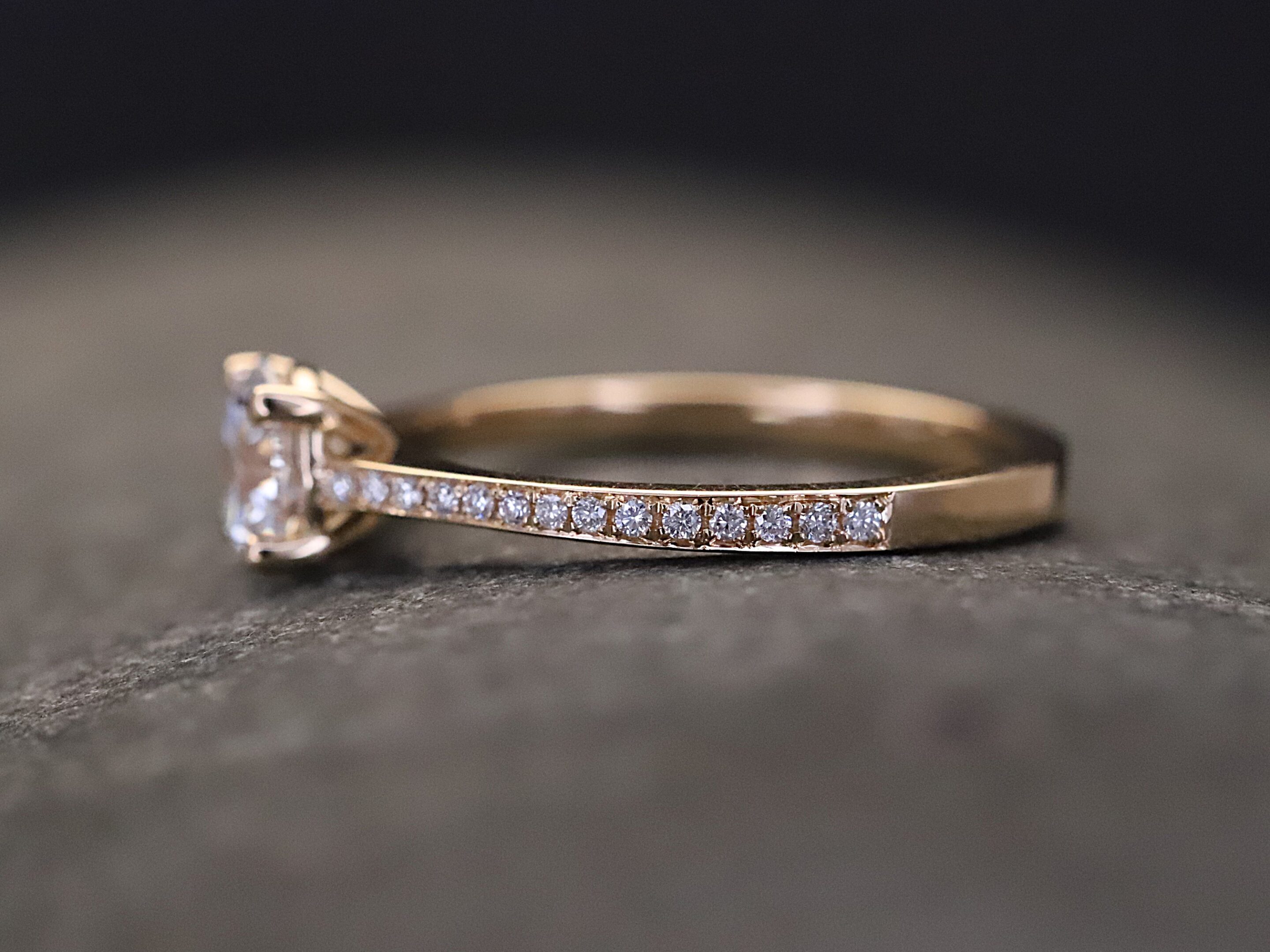 Verlobungsring 585er Rosegold mit 0,75 ct synthetischem Diamanten im Brillantschliff – Bild 2