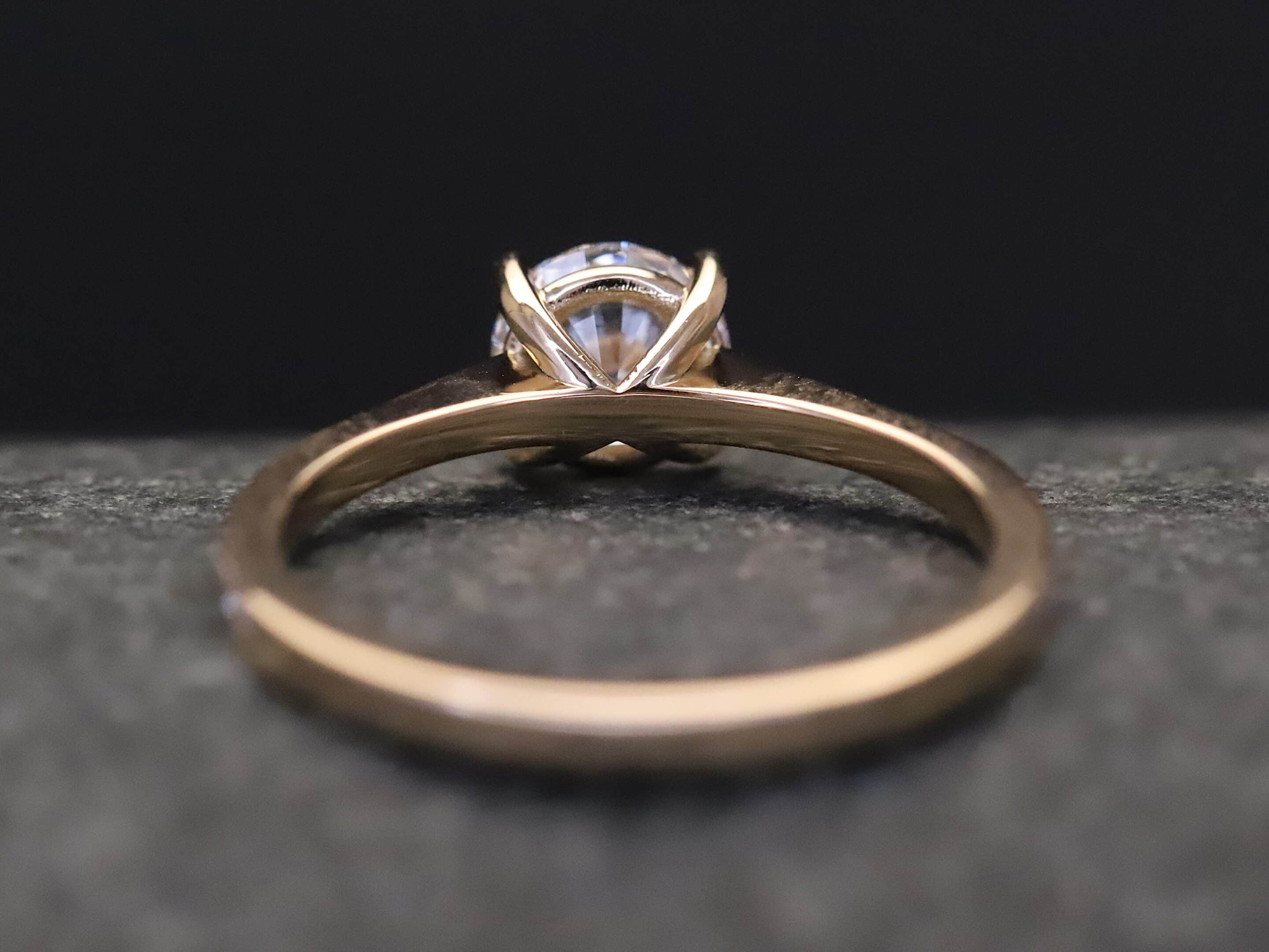 Verlobungsring 585er Rosegold mit 0,75 ct synthetischem Diamanten im Brillantschliff – Bild 9