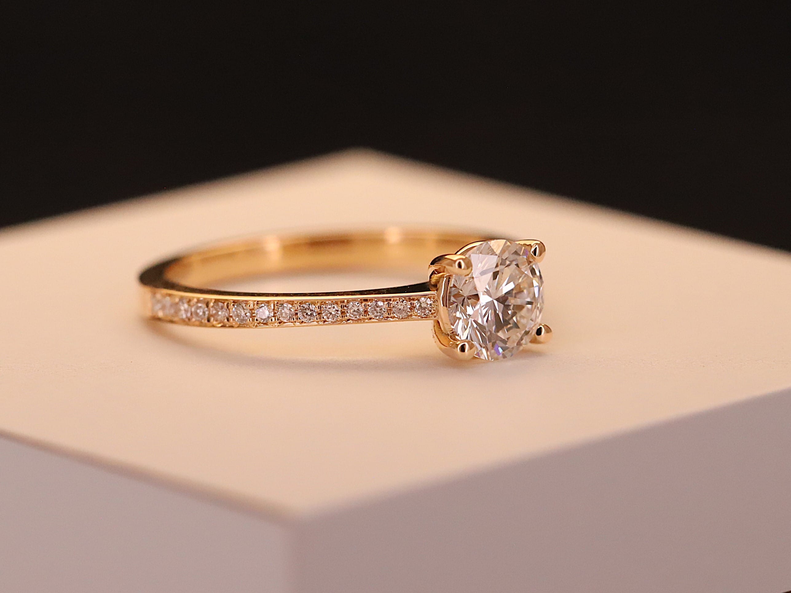 Verlobungsring 585er Rosegold mit 0,75 ct synthetischem Diamanten im Brillantschliff – Bild 10