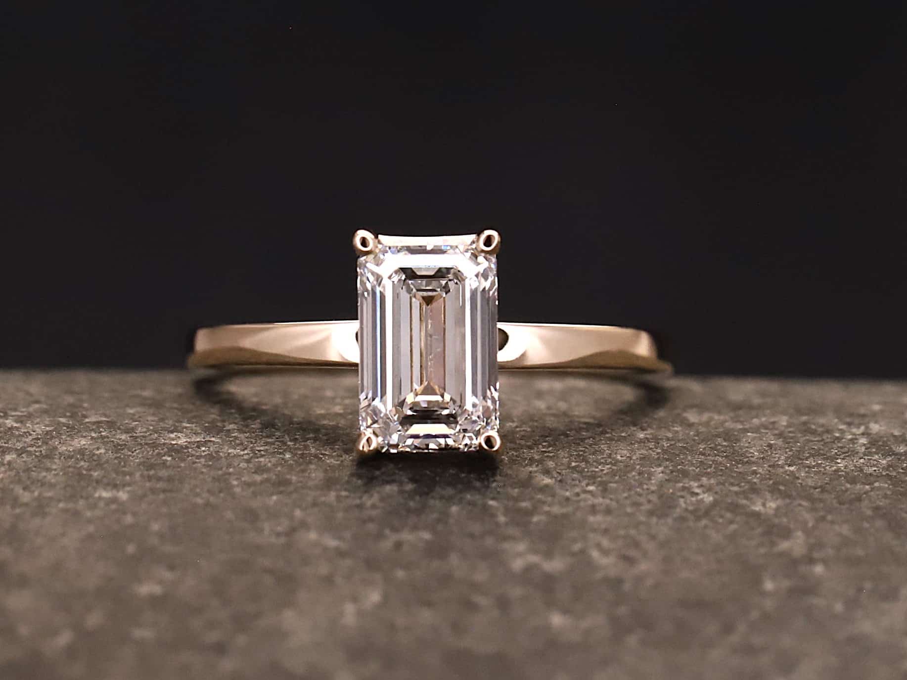 Verlobungsring 585er Rosegold mit 1,5 ct synthetischem Diamanten im Smaragd Schliff - Emerald Cut – Bild 4