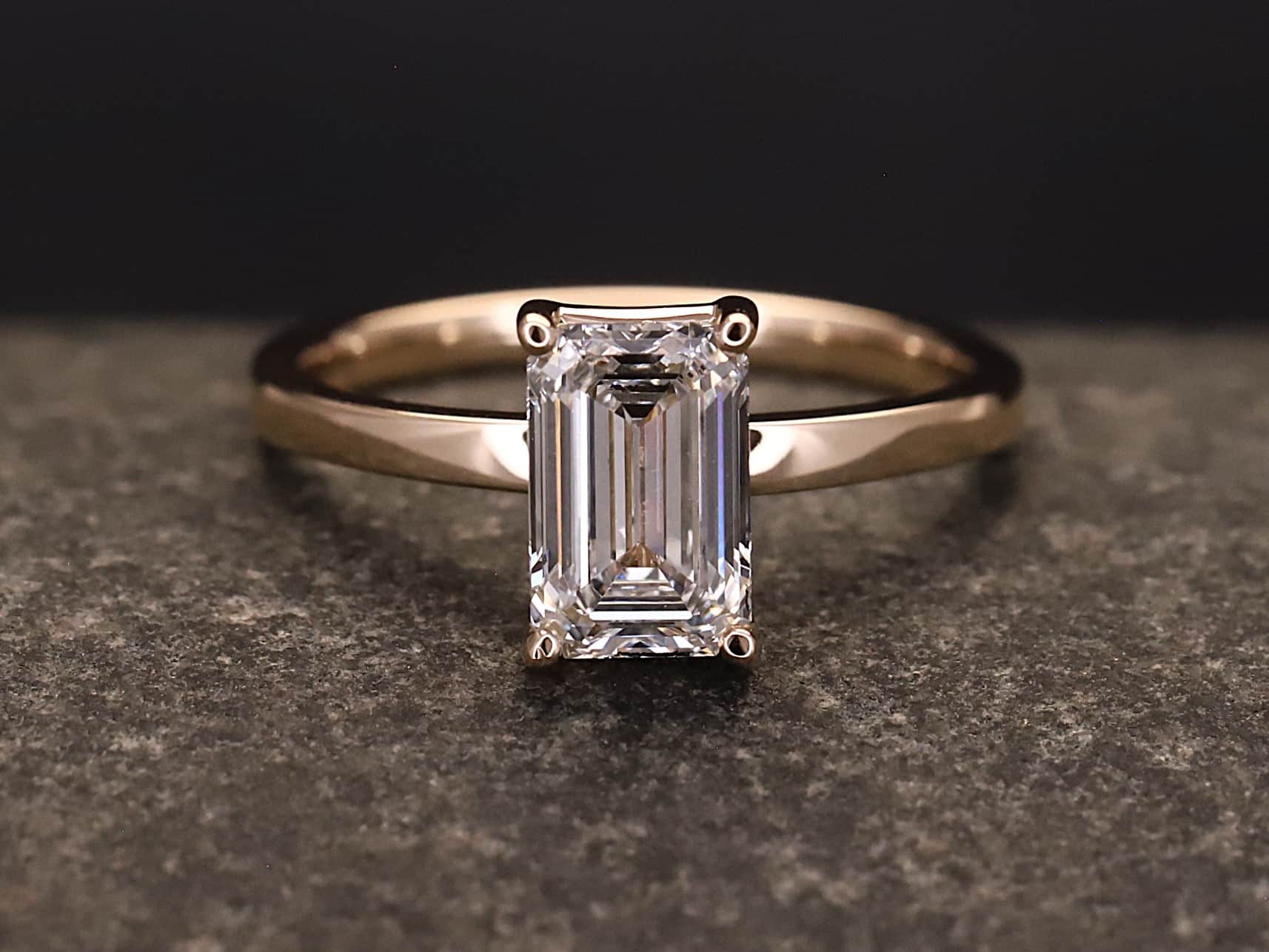 Verlobungsring 585er Rosegold mit 1,5 ct synthetischem Diamanten im Smaragd Schliff - Emerald Cut – Bild 5