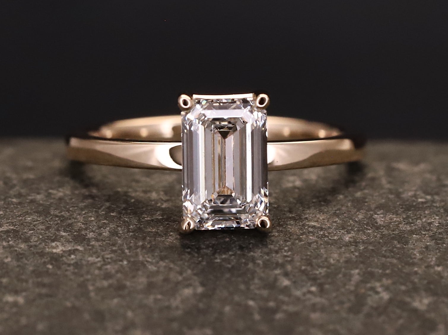 Verlobungsring 585er Rosegold mit 1,5 ct synthetischem Diamanten im Smaragd Schliff - Emerald Cut