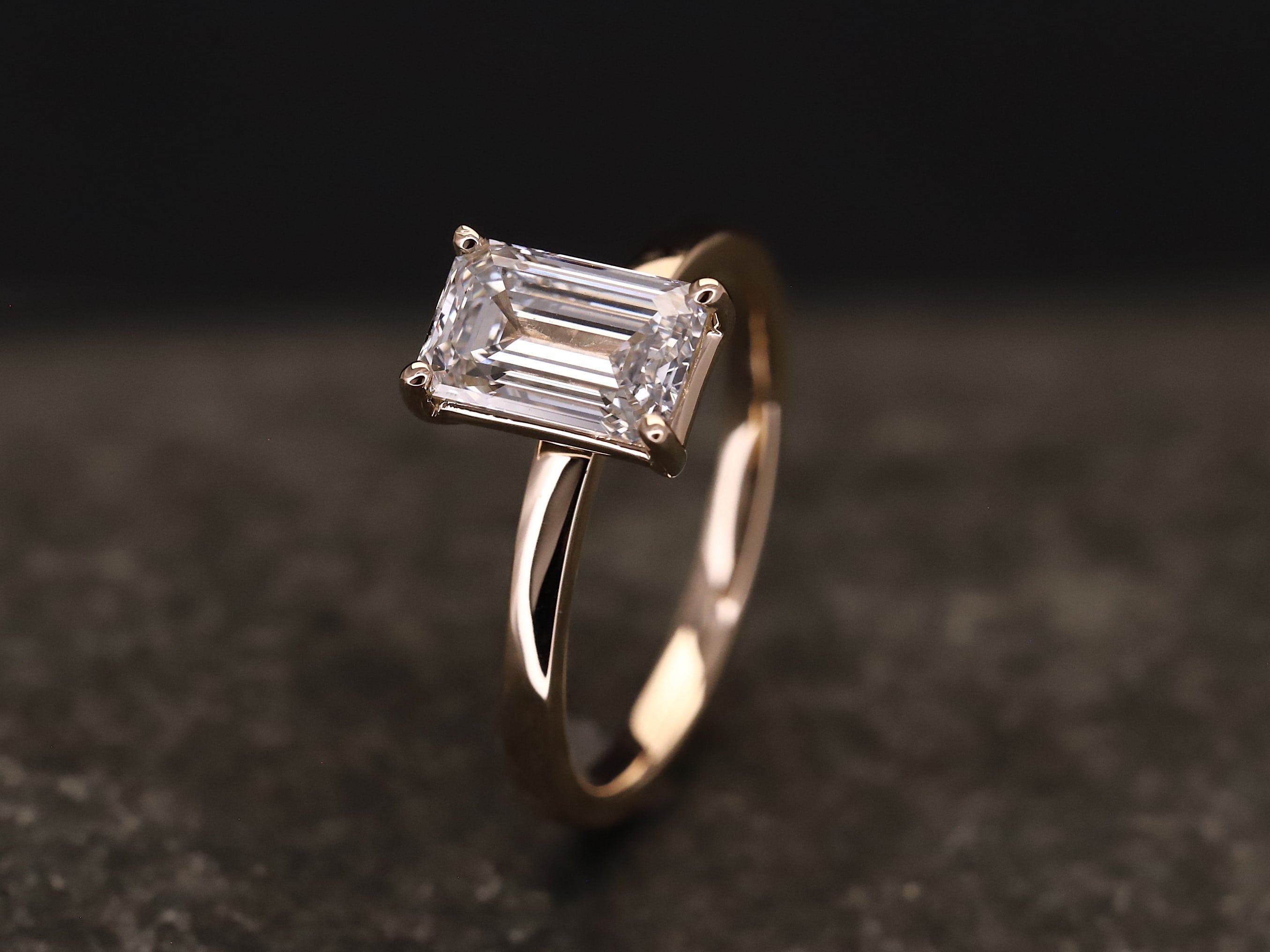 Verlobungsring 585er Rosegold mit 1,5 ct synthetischem Diamanten im Smaragd Schliff - Emerald Cut – Bild 2
