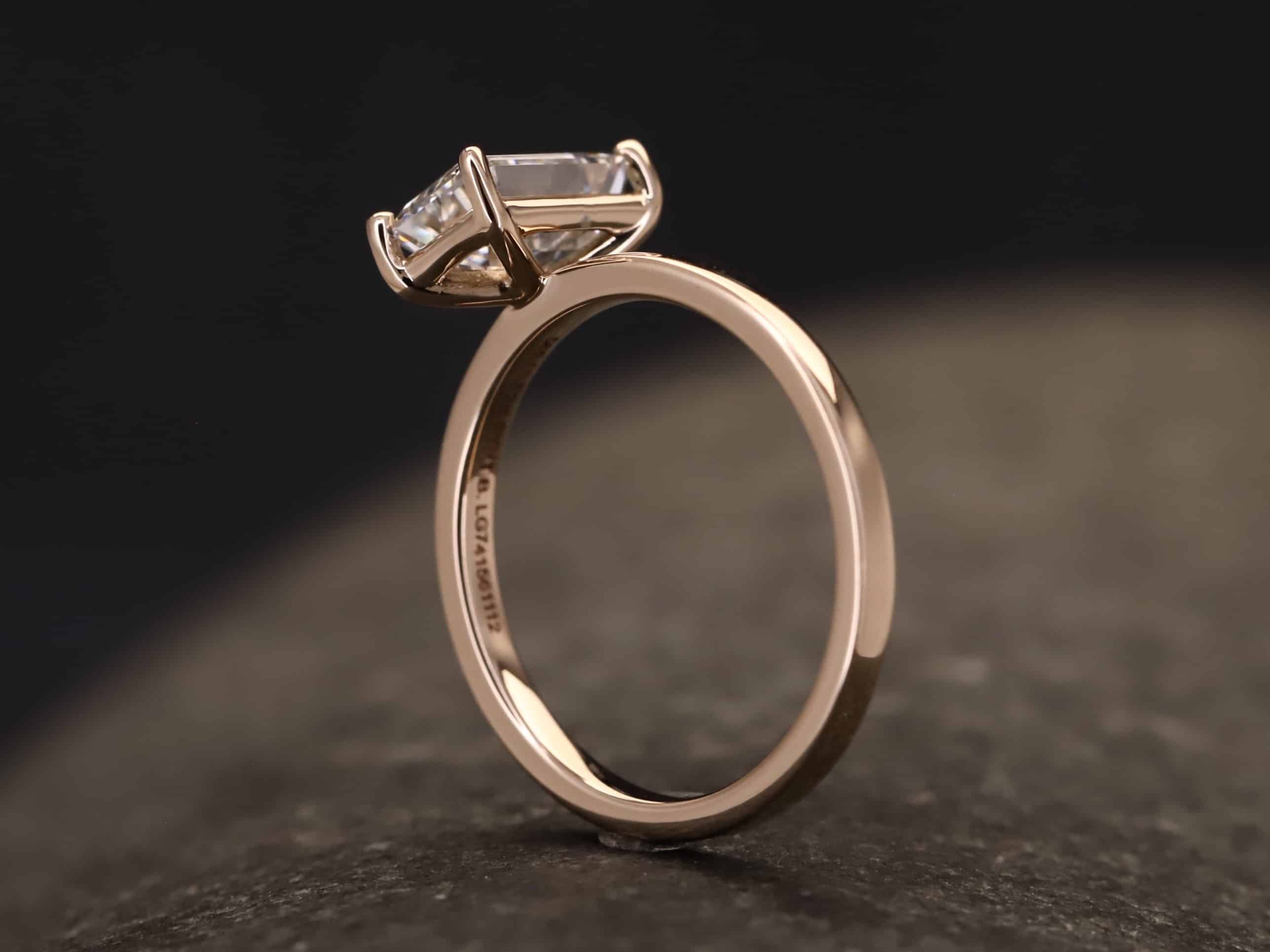 Verlobungsring 585er Rosegold mit 1,5 ct synthetischem Diamanten im Smaragd Schliff - Emerald Cut – Bild 3