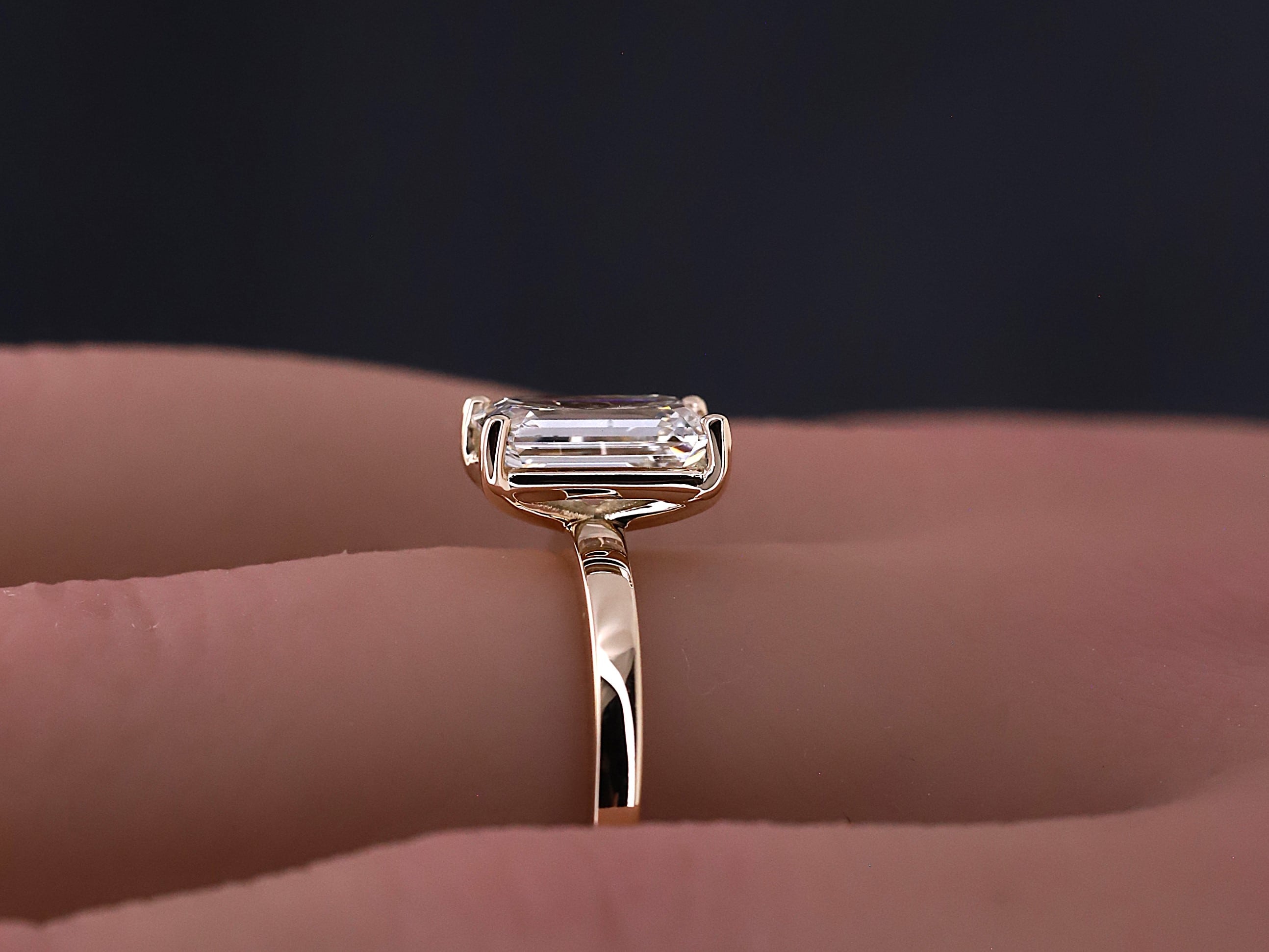 Verlobungsring 585er Rosegold mit 1,5 ct synthetischem Diamanten im Smaragd Schliff - Emerald Cut – Bild 11
