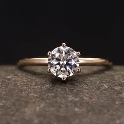 Verlobungsring 585er Rosegold mit 1 ct synthetischem Diamanten im Brillantschliff