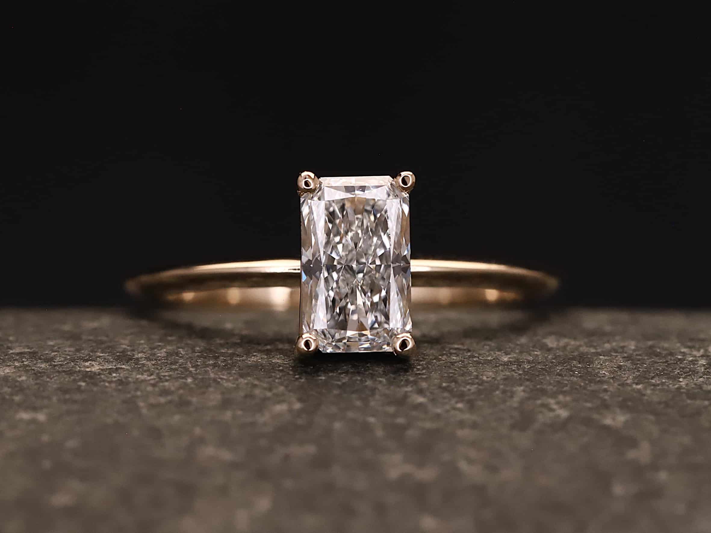 Verlobungsring 585er Rosegold mit 1 ct synthetischem Diamanten im Radiant Schliff – Bild 3