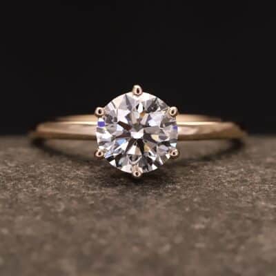 Verlobungsring 585er Rosegold mit 1,5 ct synthetischem Diamanten im Brillantschliff
