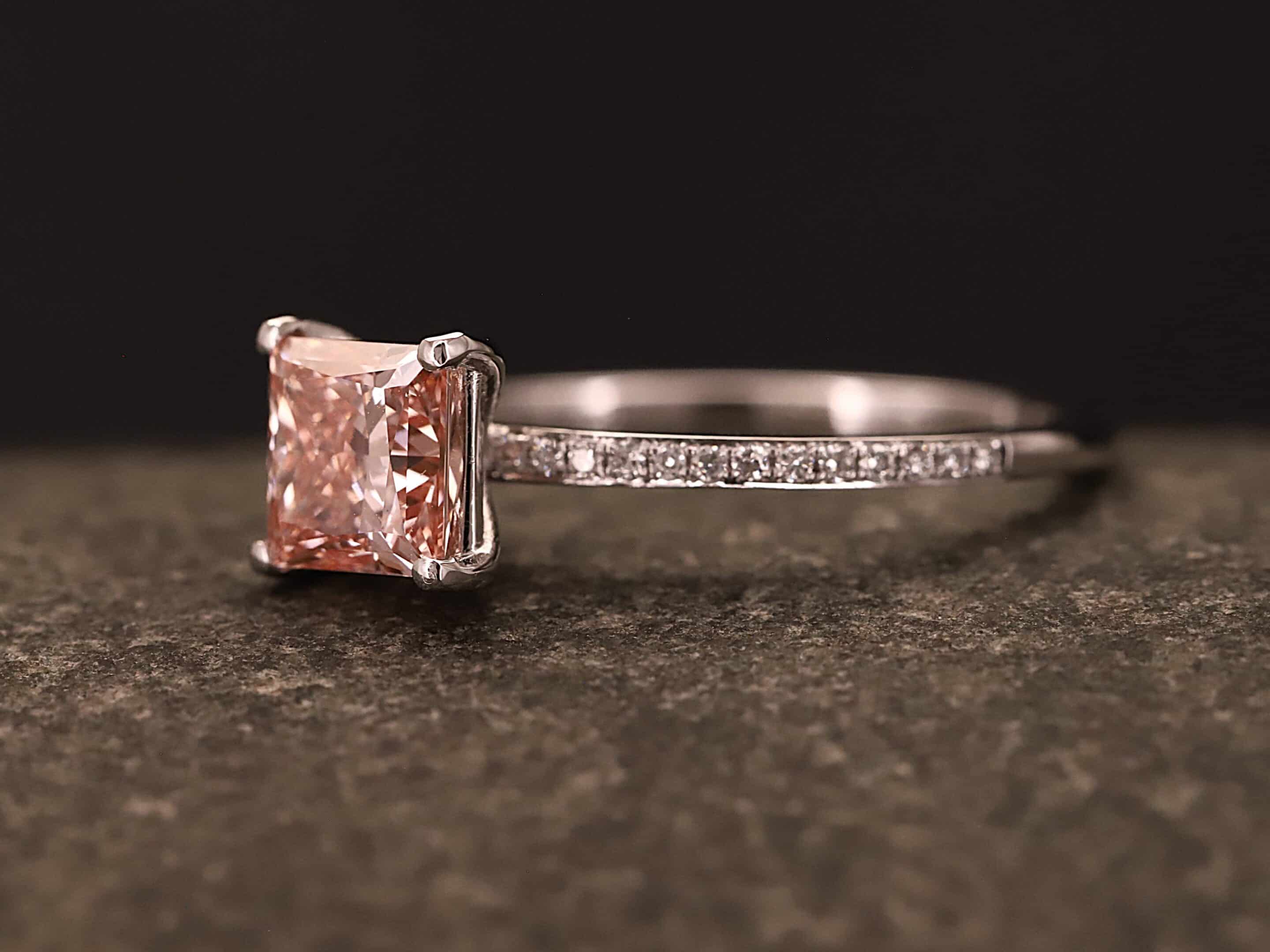 Verlobungsring 585er Weißgold mit 1 ct synthetischem Diamanten im Princess Schliff in der Farbe Pink – Bild 4