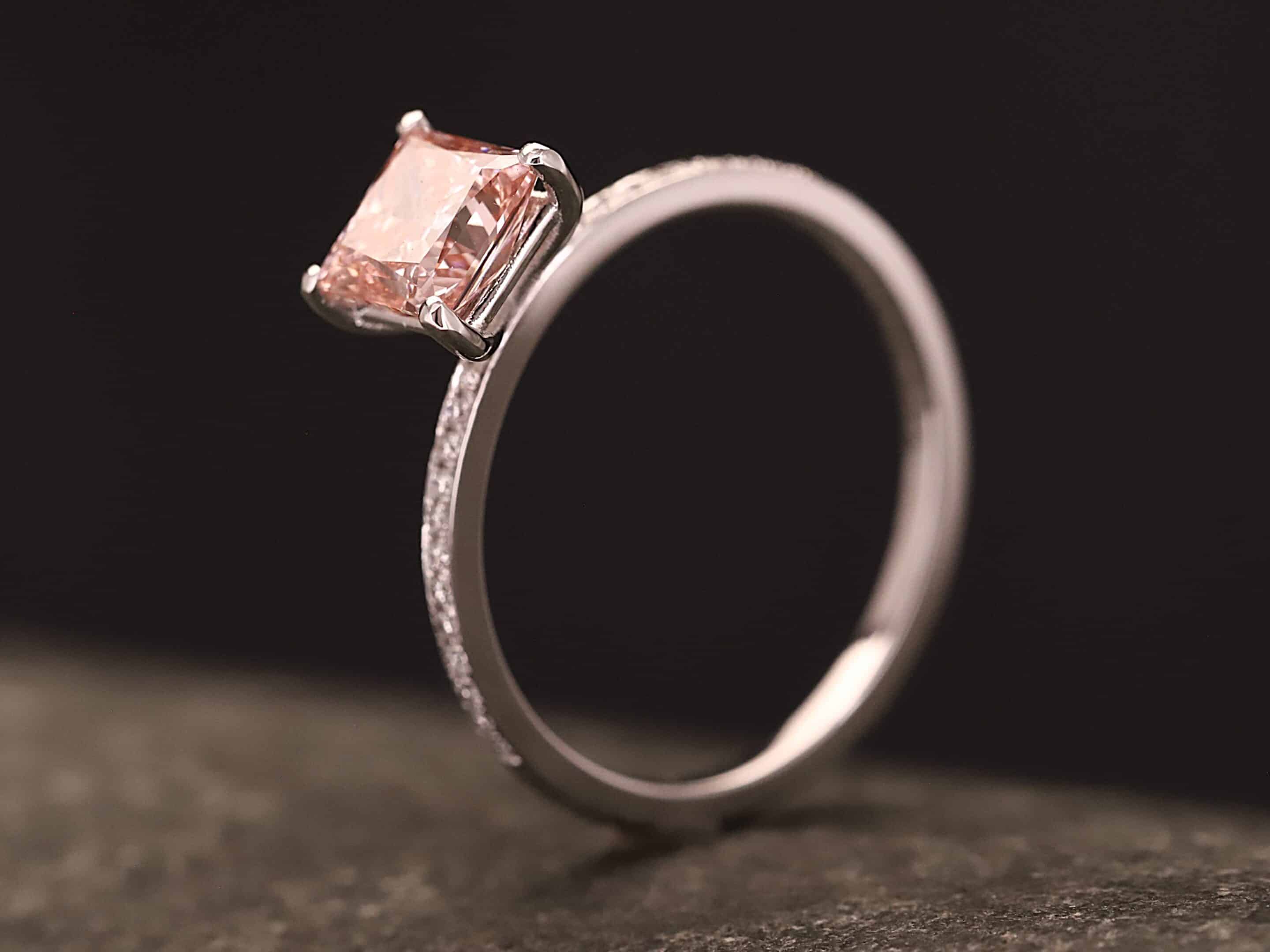 Verlobungsring 585er Weißgold mit 1 ct synthetischem Diamanten im Princess Schliff in der Farbe Pink – Bild 10