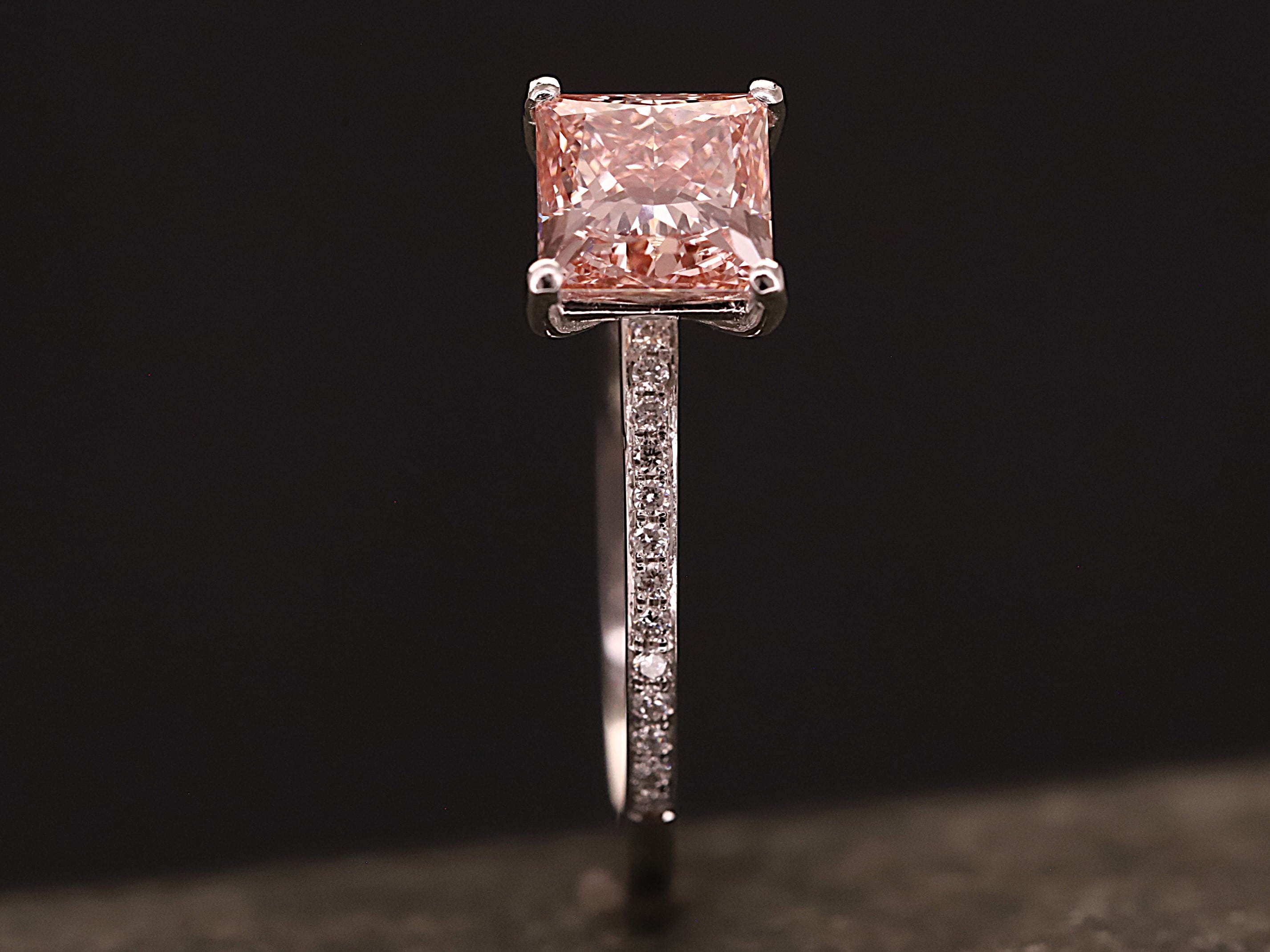 Verlobungsring 585er Weißgold mit 1 ct synthetischem Diamanten im Princess Schliff in der Farbe Pink – Bild 9