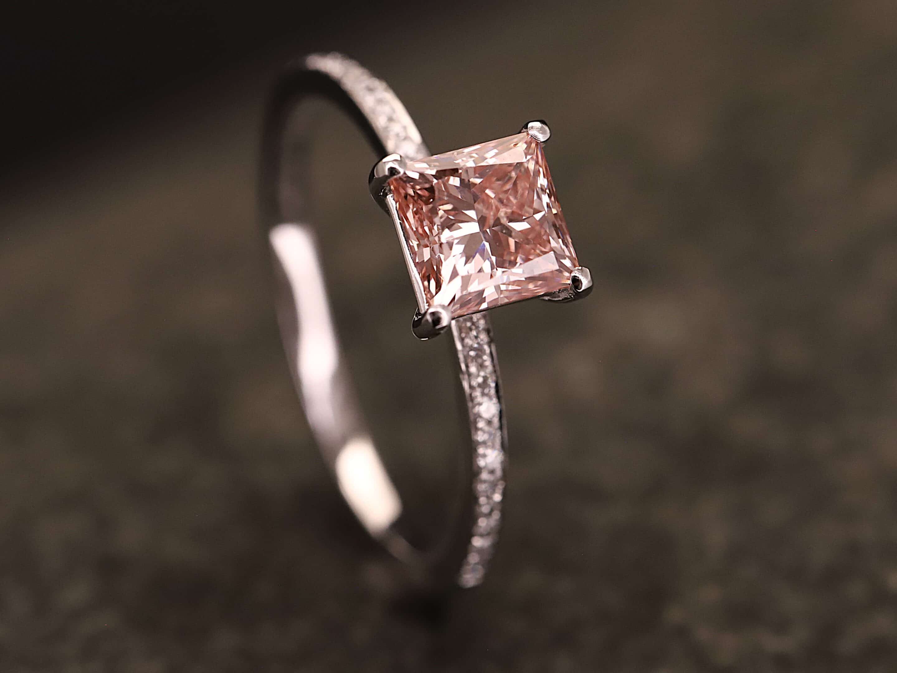 Verlobungsring 585er Weißgold mit 1 ct synthetischem Diamanten im Princess Schliff in der Farbe Pink – Bild 8