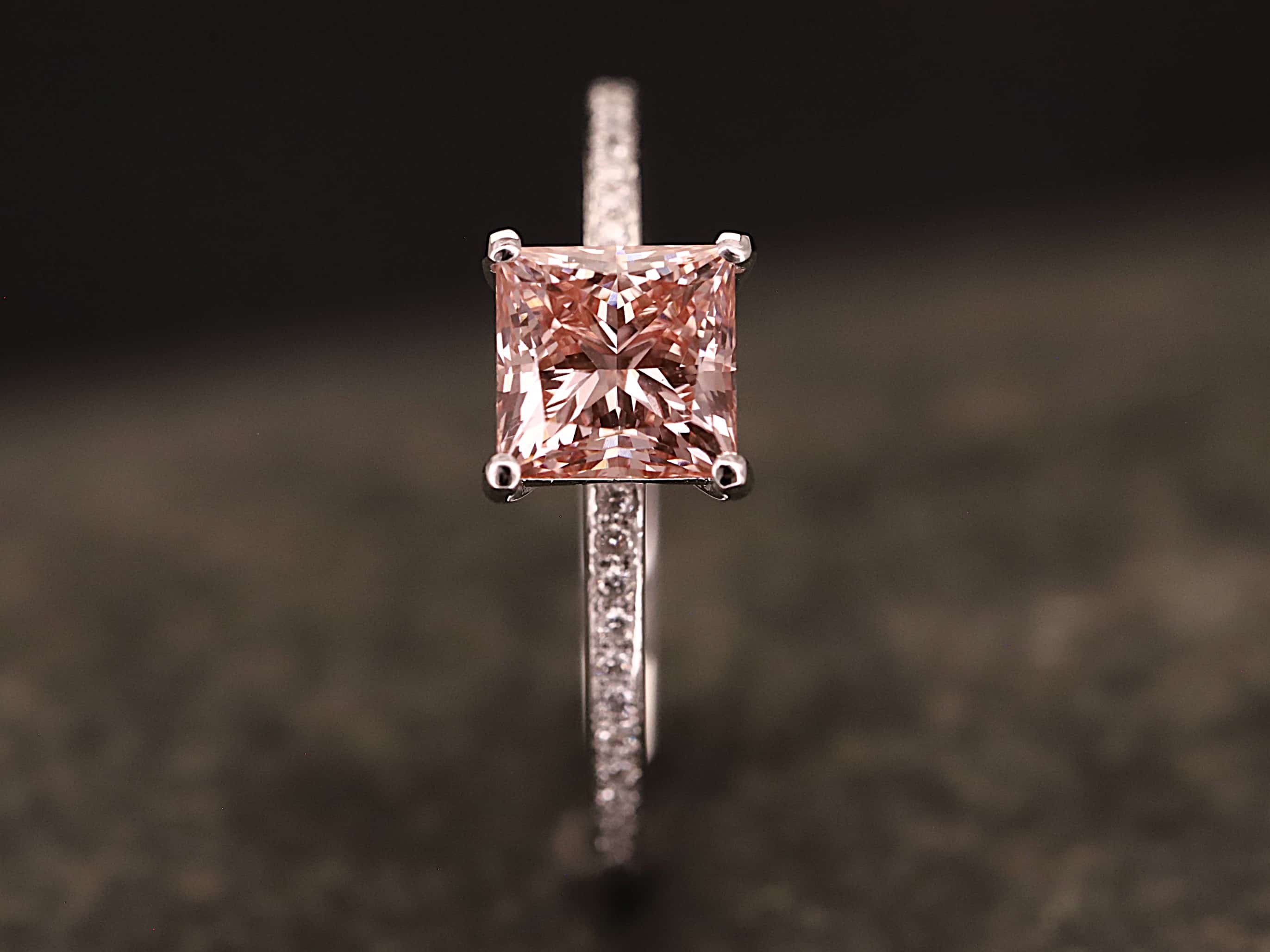 Verlobungsring 585er Weißgold mit 1 ct synthetischem Diamanten im Princess Schliff in der Farbe Pink – Bild 7