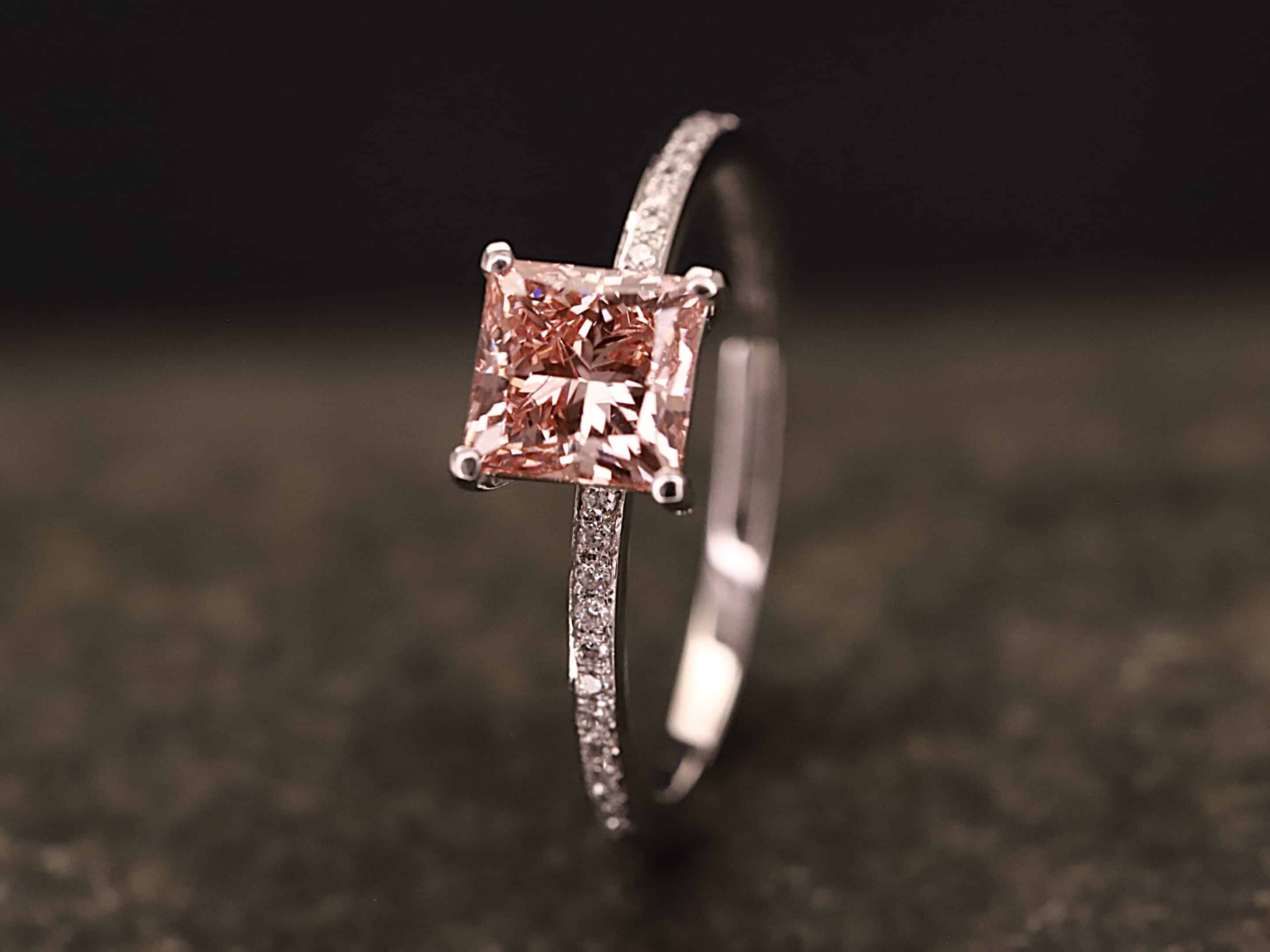 Verlobungsring 585er Weißgold mit 1 ct synthetischem Diamanten im Princess Schliff in der Farbe Pink – Bild 3