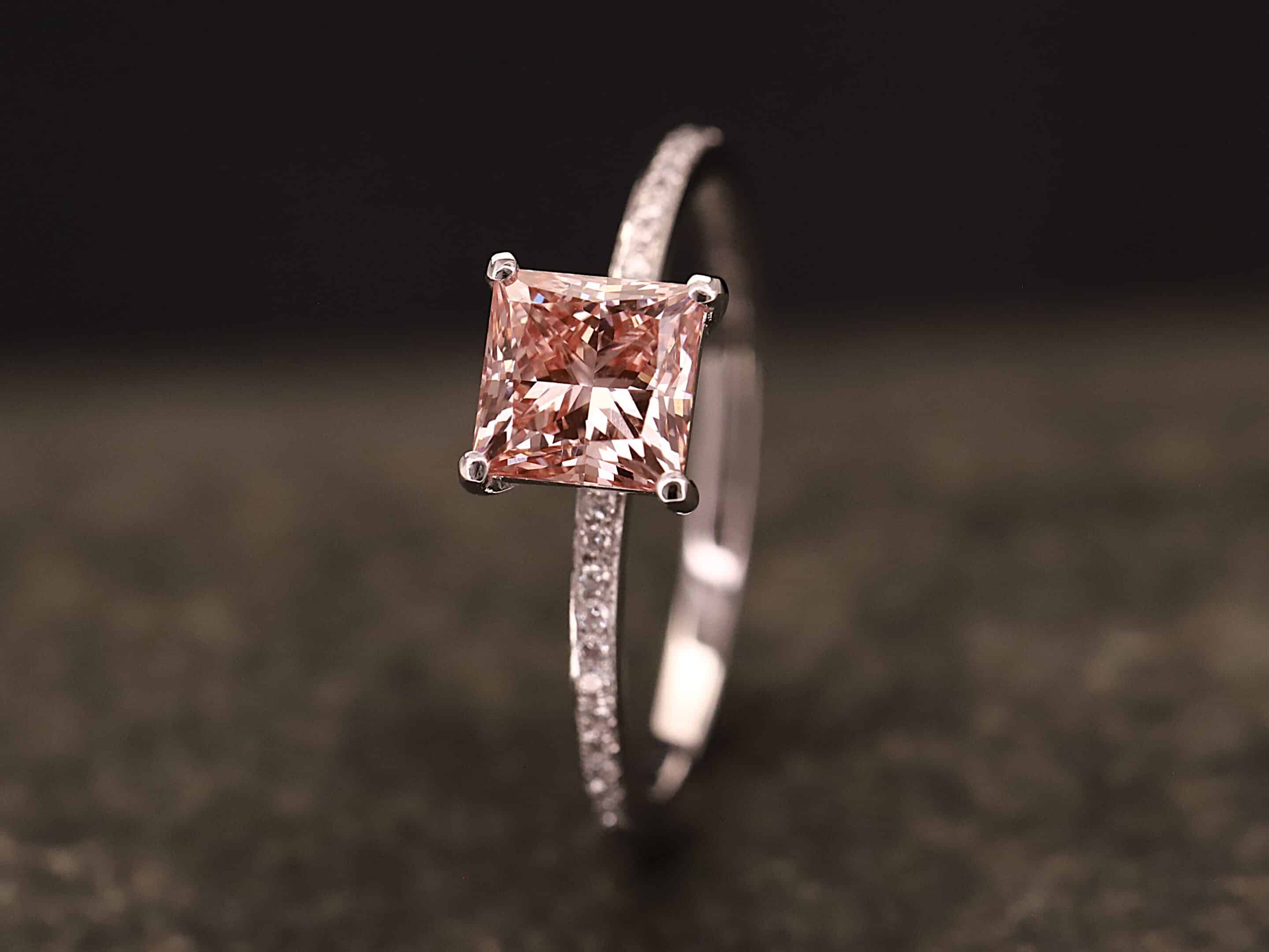 Verlobungsring 585er Weißgold mit 1 ct synthetischem Diamanten im Princess Schliff in der Farbe Pink – Bild 6