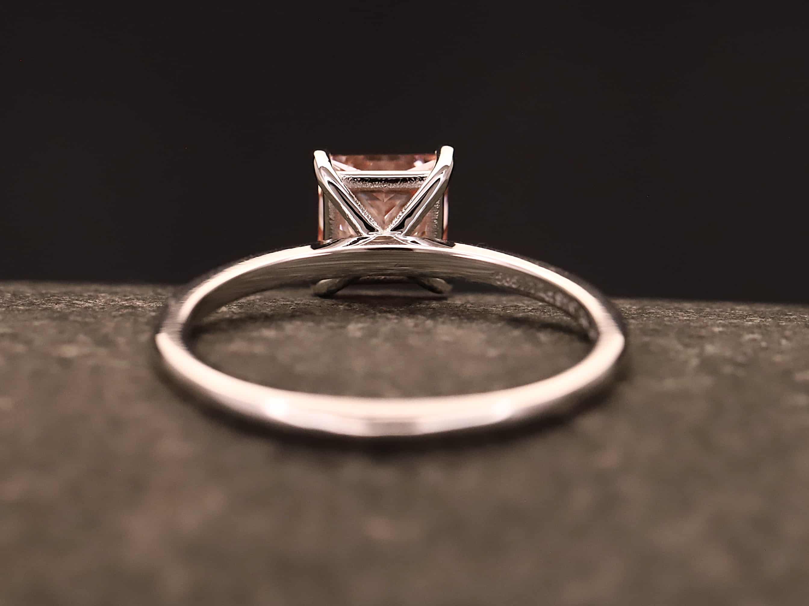 Verlobungsring 585er Weißgold mit 1 ct synthetischem Diamanten im Princess Schliff in der Farbe Pink – Bild 11